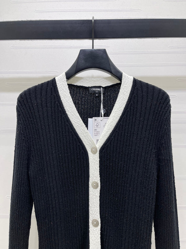 Cardigan en maille col V Chanel 2026 en viscose de laine blanche et noire