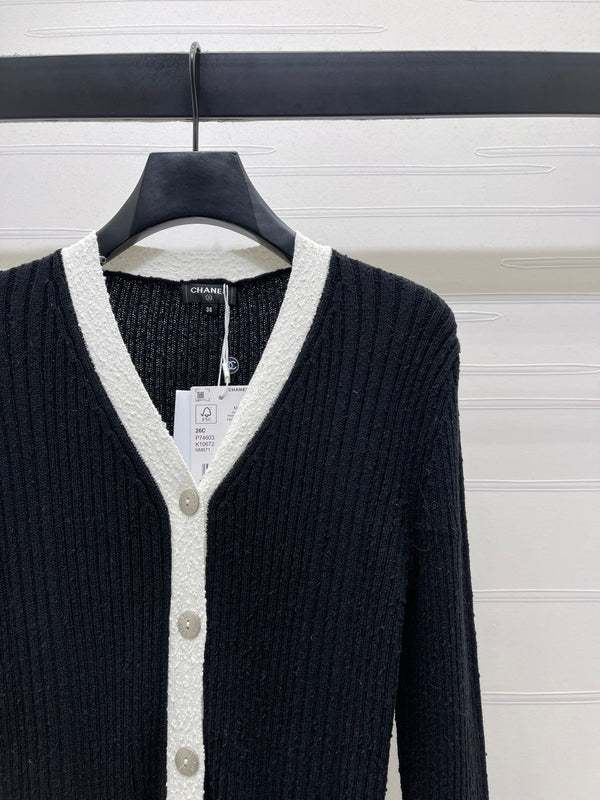 Cardigan en maille col V Chanel 2026 en viscose de laine blanche et noire