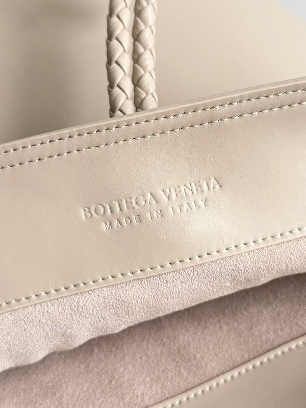 BV 25S Medium Liberta 30cm Beige Calfskin GHW