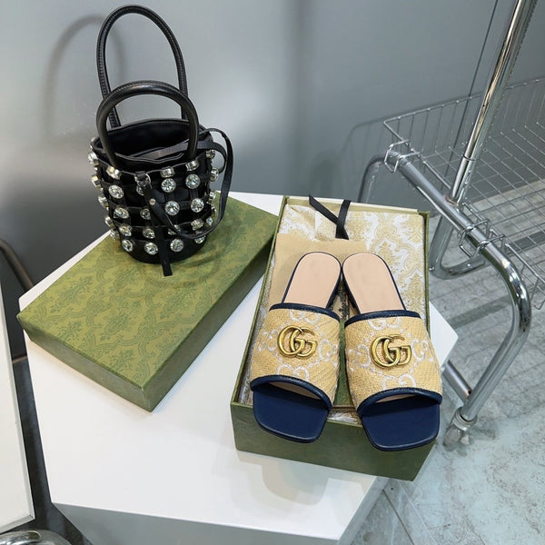 GG MATELASSÉ CANVAS SLIDES WHITE LOGO