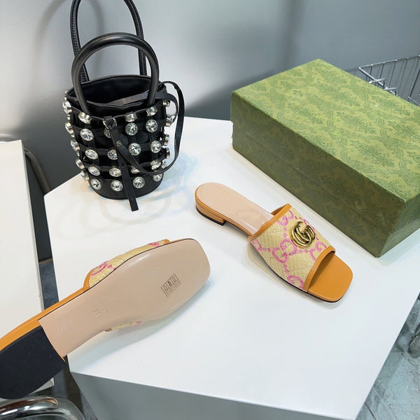 GG MATELASSÉ CANVAS SLIDES PINK LOGO