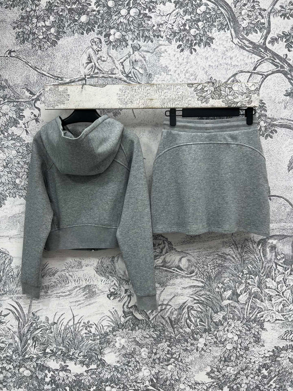 Completo giacca con cappuccio e gonna Prada 25 in cotone nero e grigio