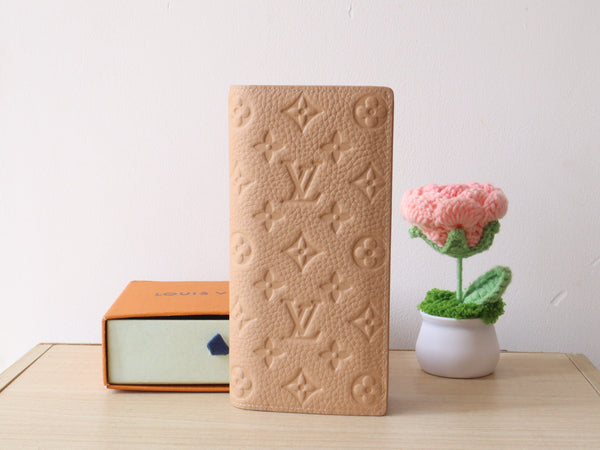 Portafoglio LV Brazza in pelle di mucca Taurillon grana monogramma