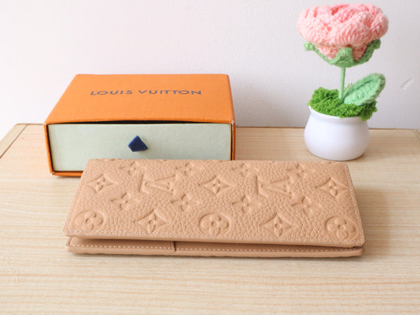 Portafoglio LV Brazza in pelle di mucca Taurillon grana monogramma