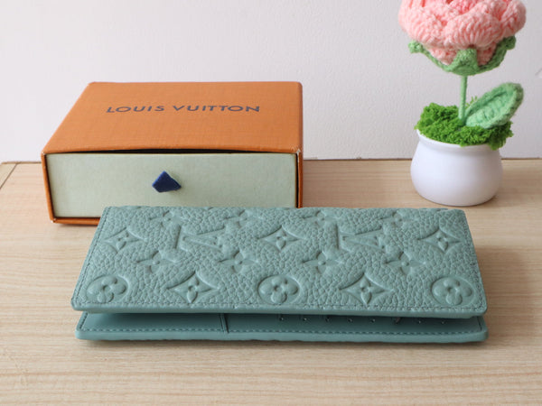 Portafoglio LV Brazza in pelle di mucca Taurillon grana monogramma