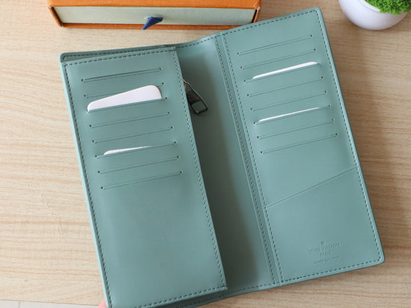 Portafoglio LV Brazza in pelle di mucca Taurillon grana monogramma