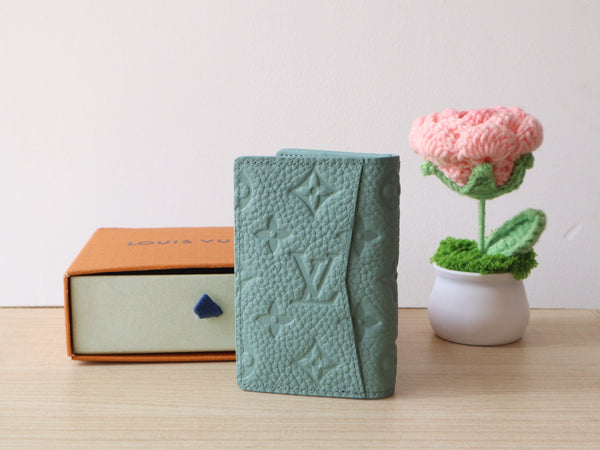 Organizer tascabile LV Monogram in pelle di mucca Taurillon grana