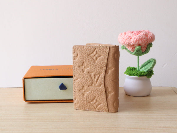 Organizer tascabile LV Monogram in pelle di mucca Taurillon grana