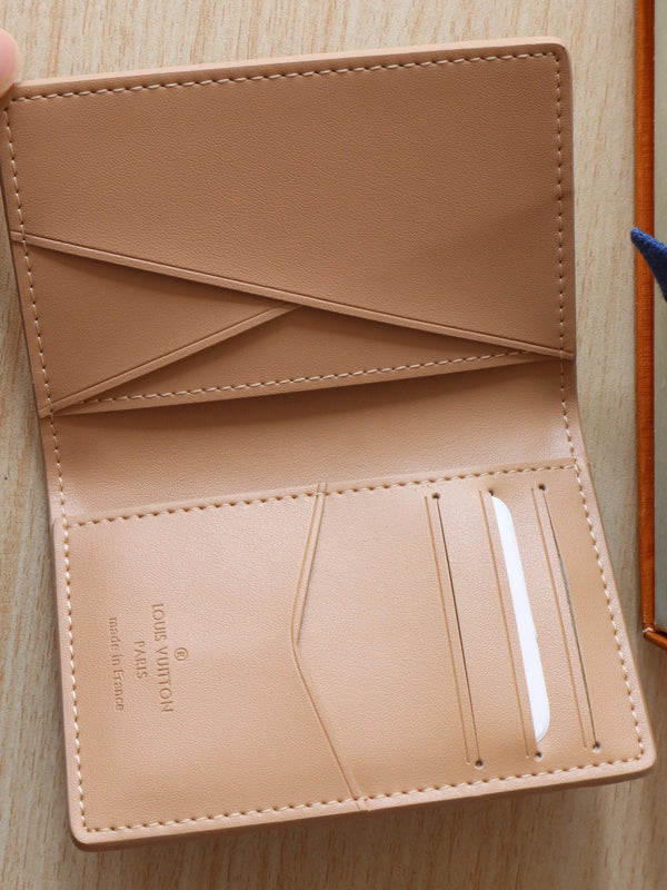 Organizer tascabile LV Monogram in pelle di mucca Taurillon grana