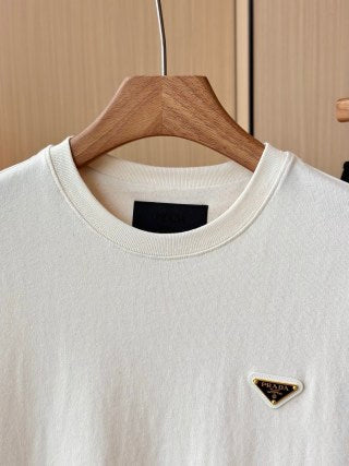 T-shirt girocollo con logo triangolare Prada in cotone beige