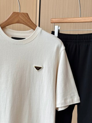 T-shirt girocollo con logo triangolare Prada in cotone beige