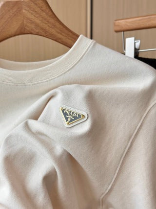 T-shirt girocollo con logo triangolare Prada in cotone beige