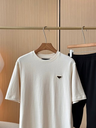 T-shirt girocollo con logo triangolare Prada in cotone beige