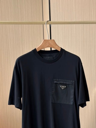T-shirt Prada a maniche corte con tasca e logo triangolare in cotone nero
