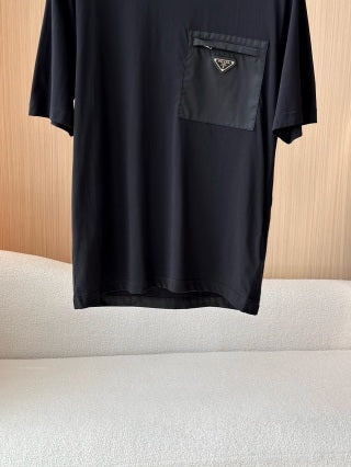 T-shirt Prada a maniche corte con tasca e logo triangolare in cotone nero