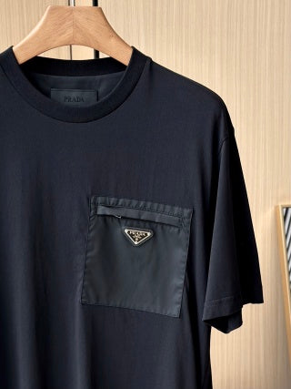 T-shirt Prada a maniche corte con tasca e logo triangolare in cotone nero