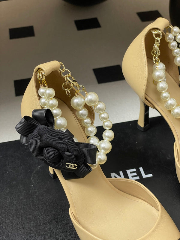 CC 26 Escarpin à bride arrière et talon de 70 mm avec bride de cheville en perles, tissu agneau