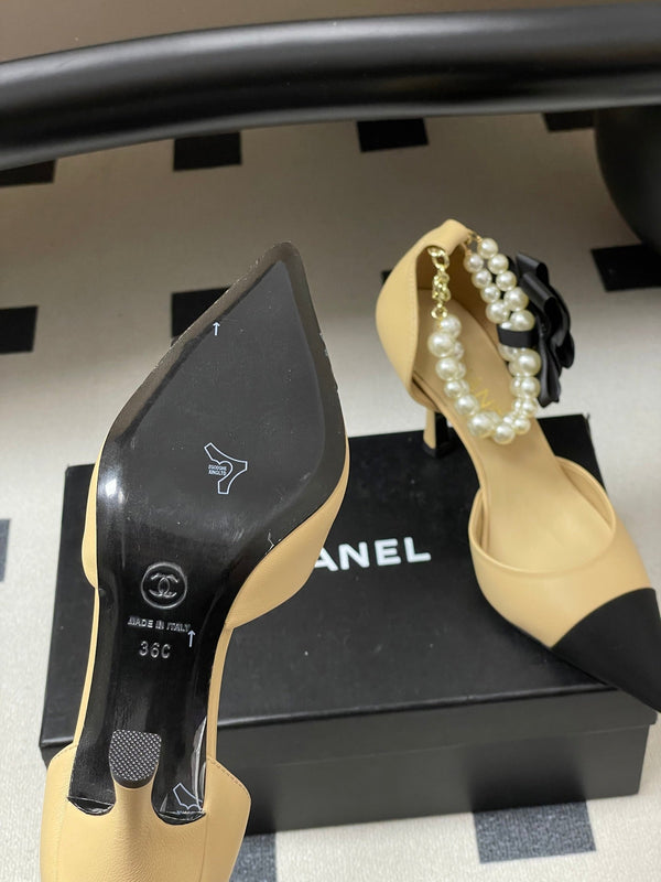 CC 26 Escarpin à bride arrière et talon de 70 mm avec bride de cheville en perles, tissu agneau