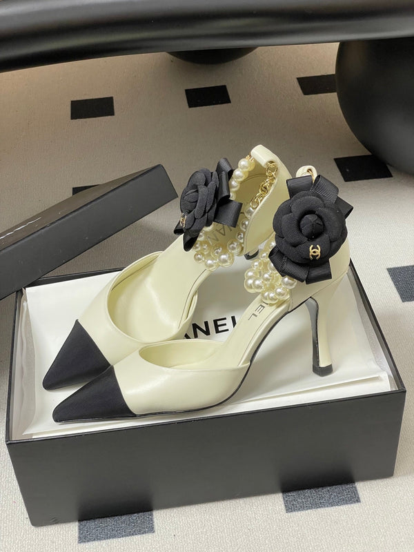 CC 26 Escarpin à bride arrière et talon de 70 mm avec bride de cheville en perles, tissu agneau
