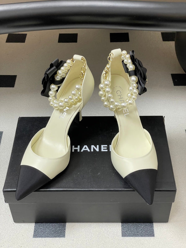 CC 26 Escarpin à bride arrière et talon de 70 mm avec bride de cheville en perles, tissu agneau
