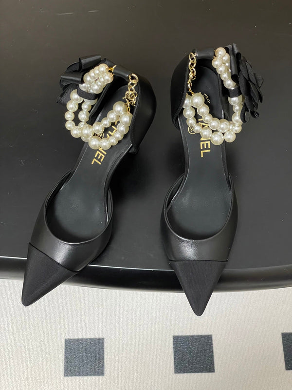 CC 26 Escarpin à bride arrière et talon de 70 mm avec bride de cheville en perles, tissu agneau
