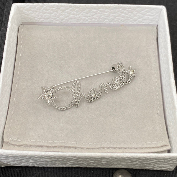 Broche Chanel Étoile et Logo Script