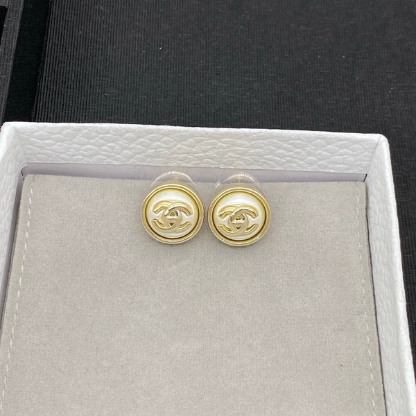 Boucles d'oreilles Chanel CC à perles et boutons dorés