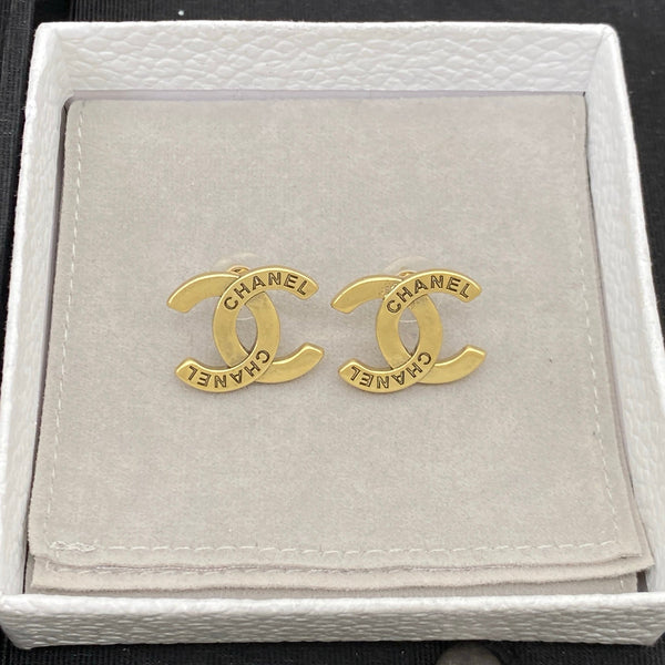 Boucles d'oreilles clous Chanel CC siglées or
