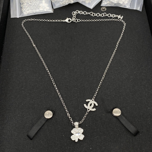 Collier Pendentif Trèfle CC Chanel Argent