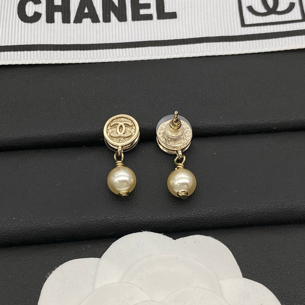 Boucles d'oreilles Chanel CC perle