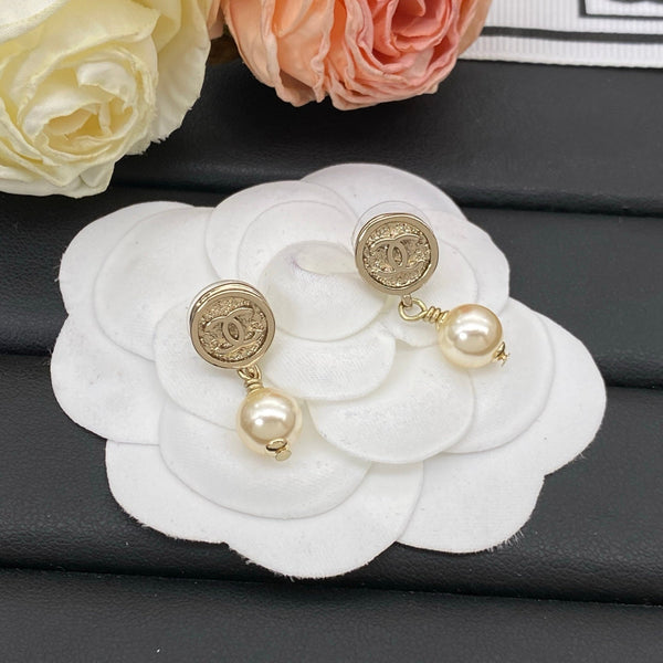 Boucles d'oreilles Chanel CC perle