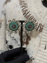 Boucles d'oreilles Chanel flocon de neige en cristal, perles et émail vert ajouré, collection 2026