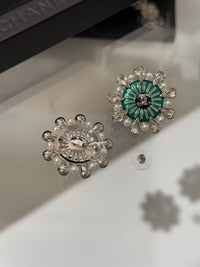 Boucles d'oreilles Chanel flocon de neige en cristal, perles et émail vert ajouré, collection 2026
