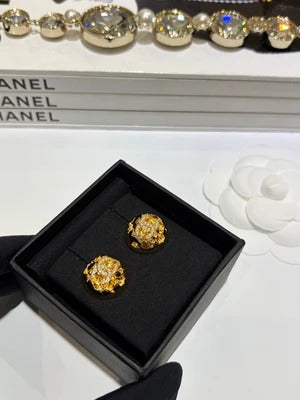 Boucles d'oreilles clous doubles C en or, serties de diamants, collection Or 2026
