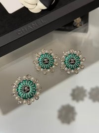Boucles d'oreilles Chanel flocon de neige en cristal, perles et émail vert ajouré, collection 2026
