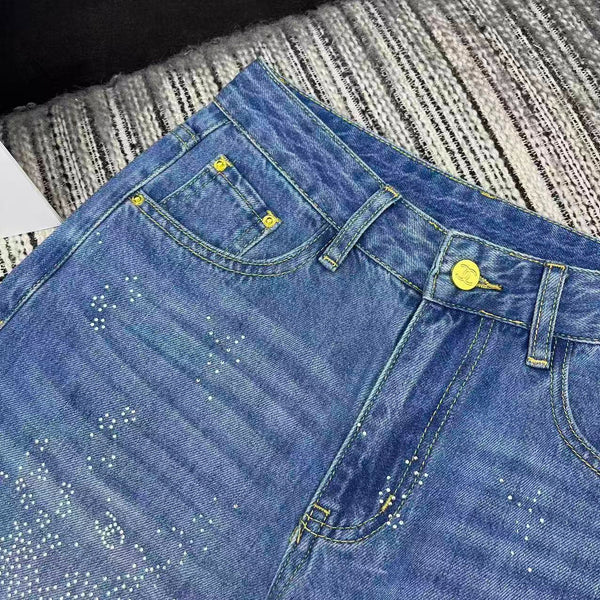 Jean droit Chanel 2026 avec logo double C et ornements en strass