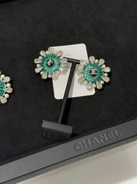 Boucles d'oreilles Chanel flocon de neige en cristal, perles et émail vert ajouré, collection 2026