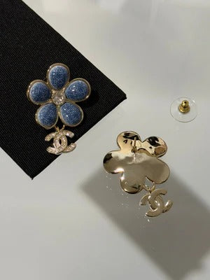 Boucles d'oreilles CC 2026 en émail denim fleur cristal doré clair et diamant