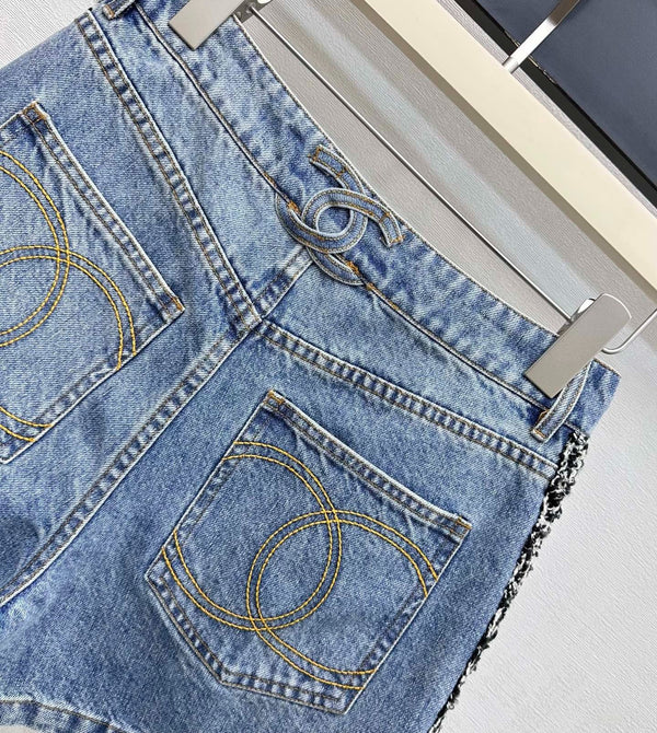 Short en jean Chanel 2026 en patchwork et ourlets, coton bleu 239252