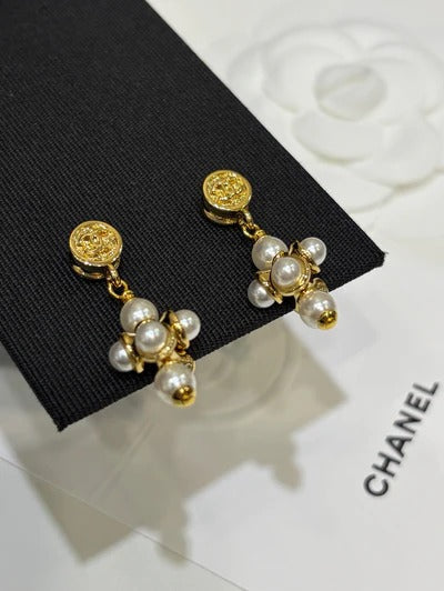 Boucles d'oreilles Chanel 2026 en argent, double C et fleurs de perles