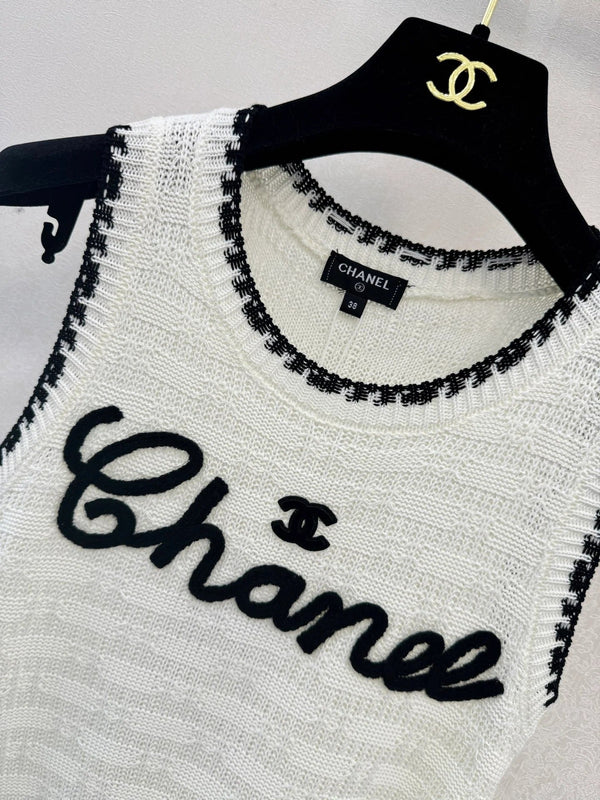 Chanel 2026 Gilet en laine blanc et noir avec logo brodé 364271