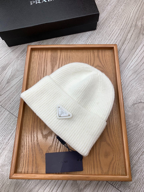 BONNET EN LAINE BLANCHE 335040