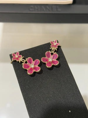 Boucles d'oreilles Chanel double C en cristal rose fleur et strass