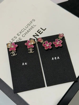 Boucles d'oreilles Chanel double C en cristal rose fleur et strass