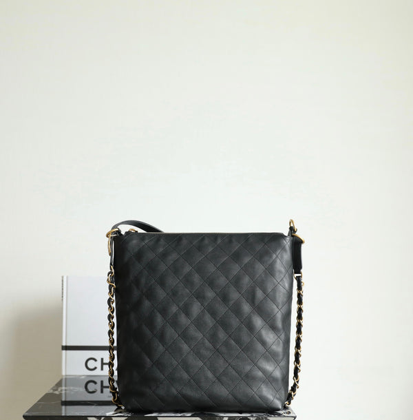 Zaino Chanel Hobo Max Large in pelle di vitello nera