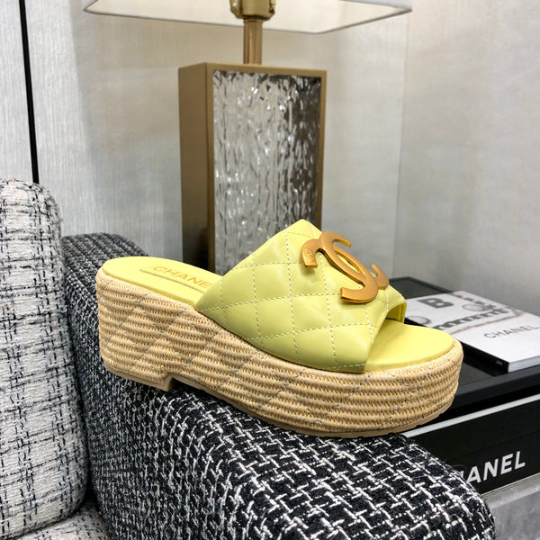THICK SOLE WEDGE SLIPPERS IN SAND YELLOW LAMBSKIN AND BEIGE RUBBER