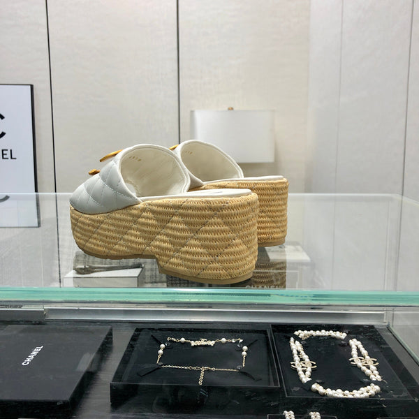 PANTOFOLE CON ZEPPA E SUOLA SPESSA IN PELLE DI AGNELLO BIANCA E GOMMA BEIGE