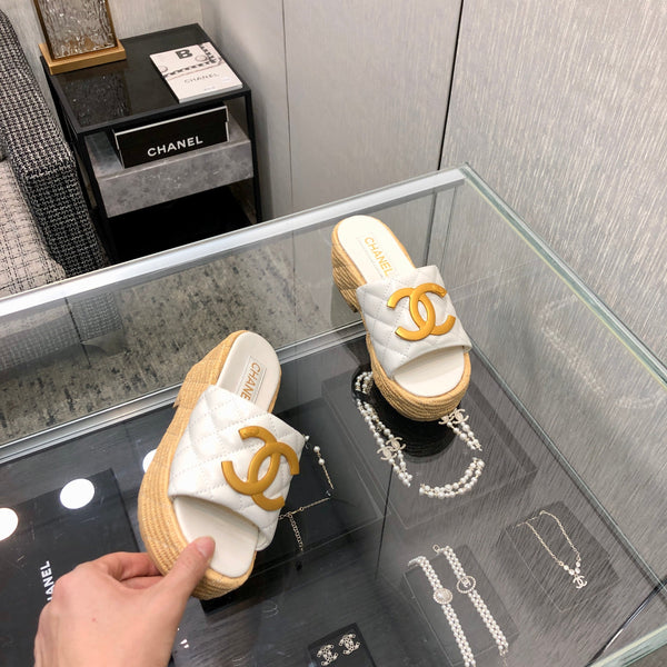 PANTOFOLE CON ZEPPA E SUOLA SPESSA IN PELLE DI AGNELLO BIANCA E GOMMA BEIGE