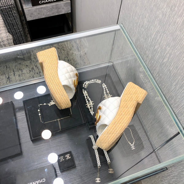 PANTOFOLE CON ZEPPA E SUOLA SPESSA IN PELLE DI AGNELLO BIANCA E GOMMA BEIGE