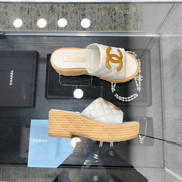 PANTOFOLE CON ZEPPA E SUOLA SPESSA IN PELLE DI AGNELLO BIANCA E GOMMA BEIGE